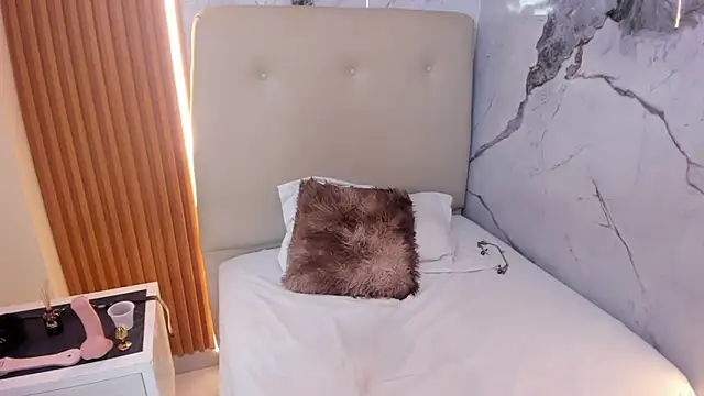 XXX chat uživo modela SHARLOTTE_SUITTE