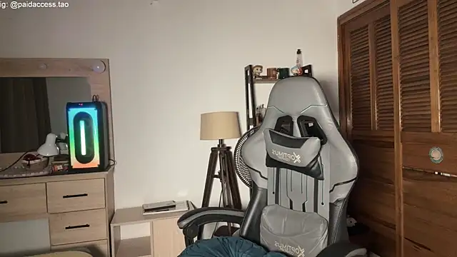XXX chat uživo modela OopsAgain_