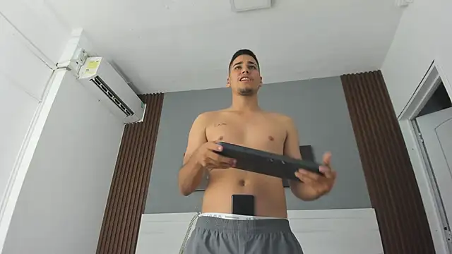 Mauro_boy: διαδικτυακό σόου στην κάμερα
