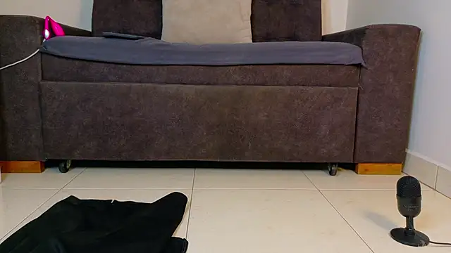 RiriiBrunette__ élő XXX-chatje