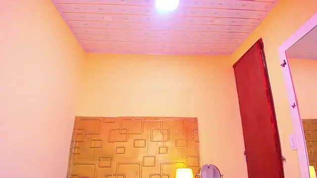 Chat +18 de Julia_Haye ao vivo