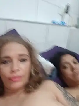 2Juicy_pussy live XXX chat