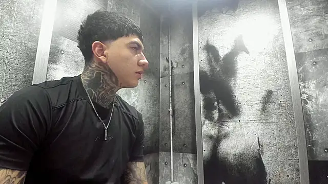 צ'אט XXX בשידור חי של Gury_tattoo