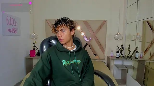 Anyelo_Twink Adlı Modelin Canlı XXX Sohbeti
