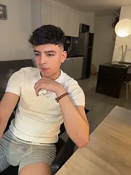 aronnhidden's Live XXX Chat