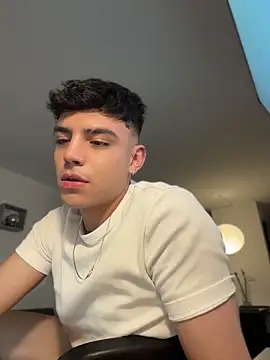 aronnhidden Chat XXX live