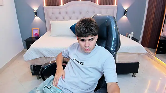 Tommy18__ live XXX chat