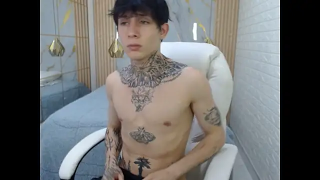 Show modela Cry_thereal na web-kameri
