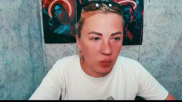 צ'אט XXX בשידור חי של EmmaCat_