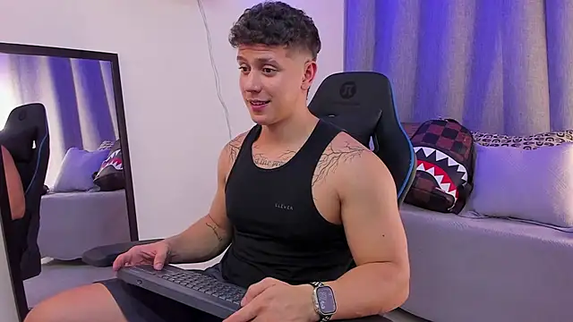 ASHTON_HILS Adlı Modelin Canlı XXX Sohbeti