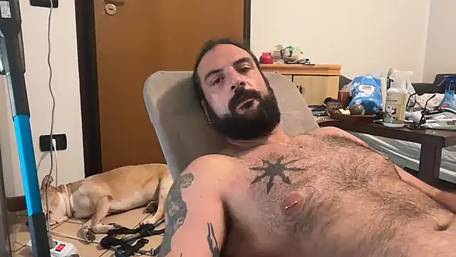 XXX chat uživo modela beardo85