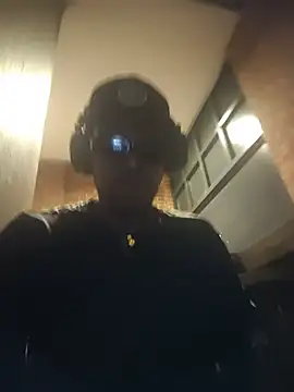 BlackD4uxo Show in webcam