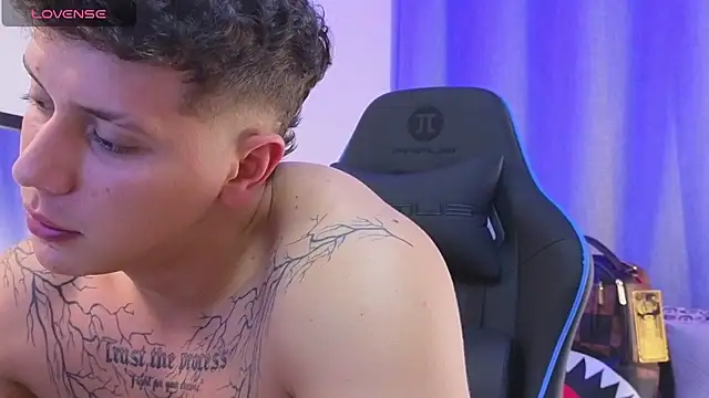 ASHTON_HILS Chat XXX live