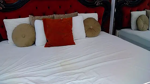 SuzanneKer1 Adlı Modelin Canlı XXX Sohbeti
