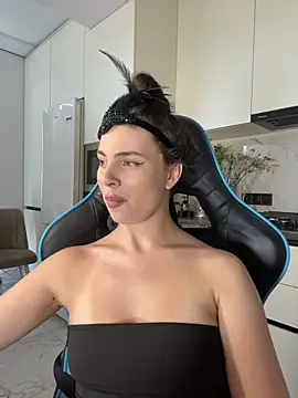 CurlyLara's Live XXX Chat
