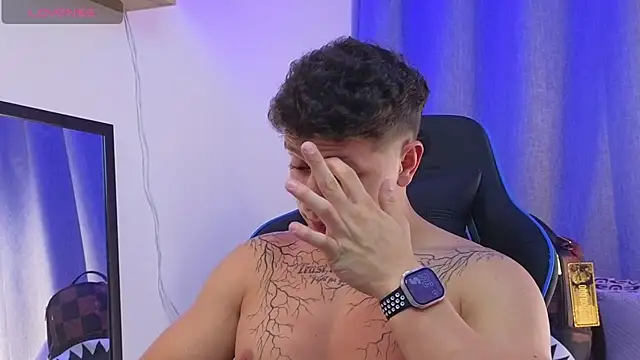 ASHTON_HILS: απευθείας συνομιλία ΧΧΧ