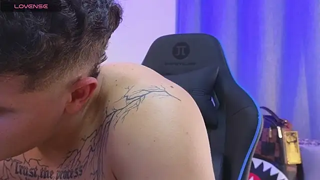 ASHTON_HILS élő XXX-chatje