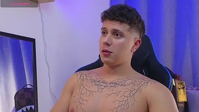 ASHTON_HILS Live XXX-chat