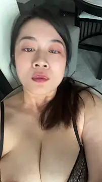 mo-mo-69 Live XXX Chat