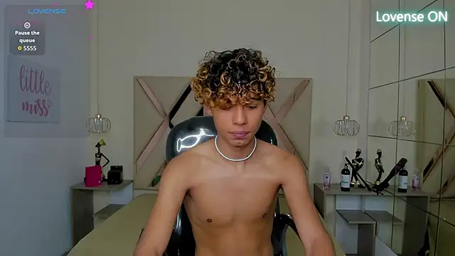 Anyelo_Twink Adlı Modelin Canlı XXX Sohbeti