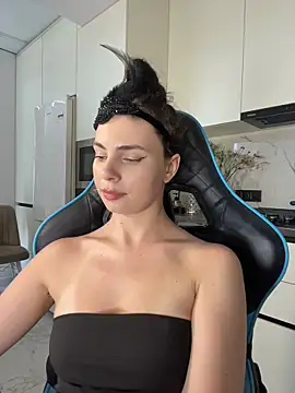 CurlyLara's Live XXX Chat