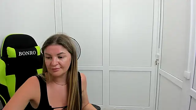 XXX chat uživo modela MiaSummerr_
