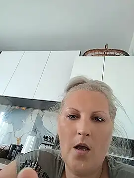 Divineblond 现场XXX聊天
