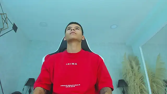 צ'אט XXX בשידור חי של DylanRoyce_