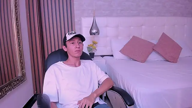 LeoRydeer live XXX chat