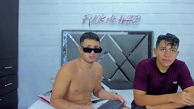 SilkBoys live XXX chat
