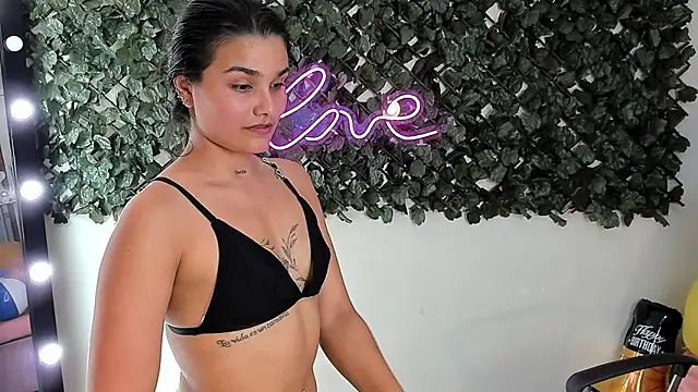 DestinyHills' Live XXX Chat