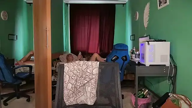XXX chat uživo modela Moniraya