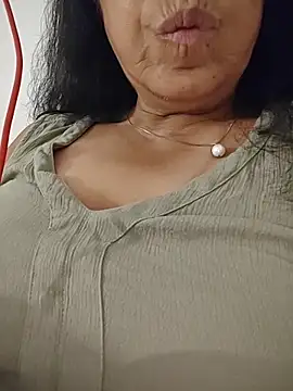 NakedMILFx Chat XXX in diretta