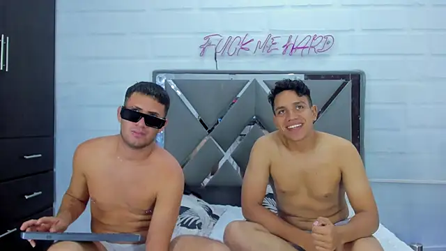 SilkBoys' Live XXX Chat