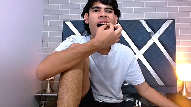 Kevin_Brooks1 লাইভ XXX চ্যাট