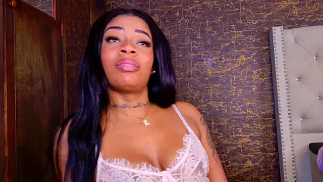 loana_vegas' Webcam Show
