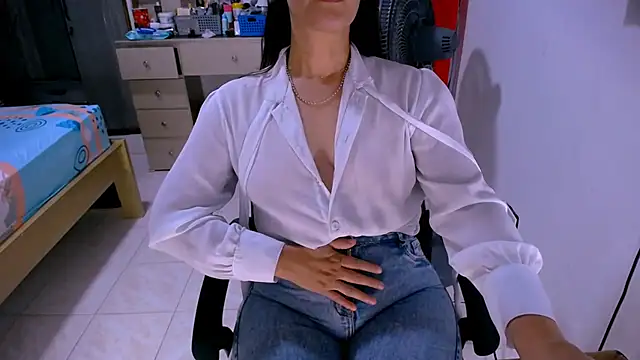 BitterMomXxx's Live XXX Chat