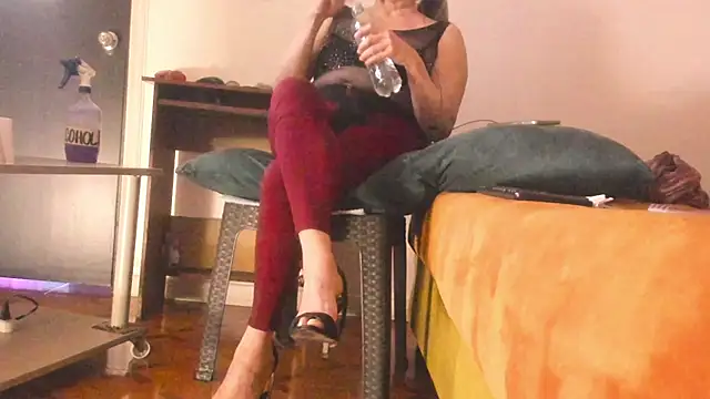 LADY-IN-BLACK Live XXX-Chat