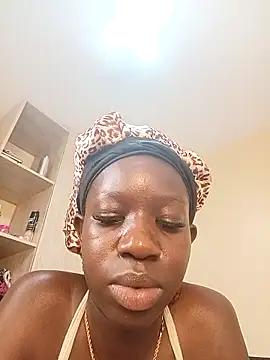 Prettie_quin Adlı Modelin Canlı XXX Sohbeti
