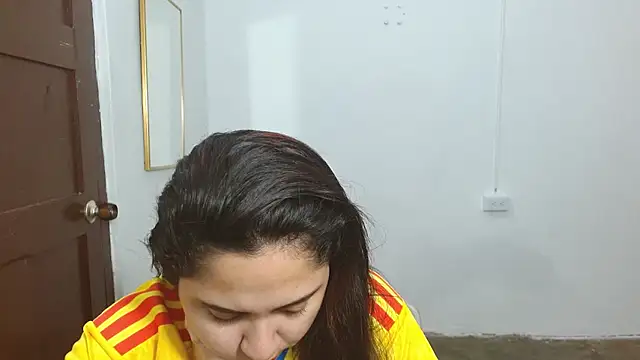 Thalian Adlı Modelin Canlı XXX Sohbeti