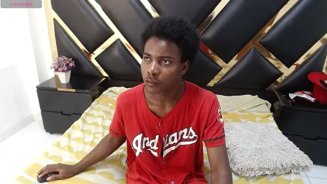 NoahJhonson69 Adlı Modelin Canlı XXX Sohbeti