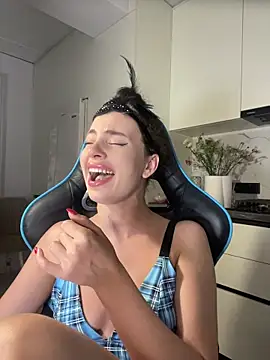 CurlyLara's Live XXX Chat