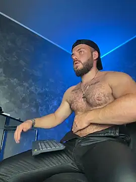 CLOUDYJULIUS' Live XXX Chat