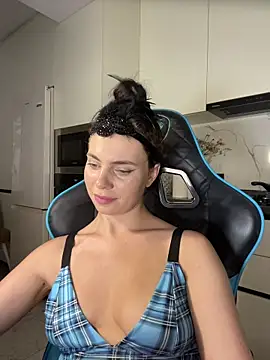 CurlyLara Chat XXX in diretta