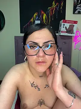 Emmie_Hot Adlı Modelin Canlı XXX Sohbeti