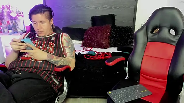 Chat +18 de inkedsinners_ ao vivo