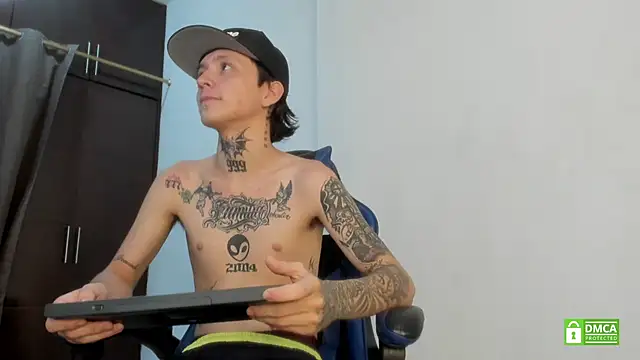 Nick_TattooedGuy Adlı Modelin Canlı XXX Sohbeti