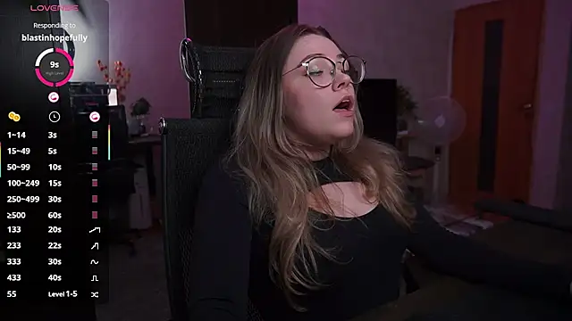 צ'אט XXX בשידור חי של RemyCute
