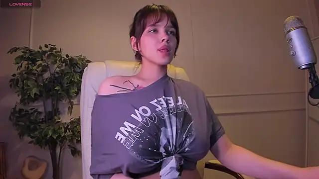צ'אט XXX בשידור חי של AdalynGlows