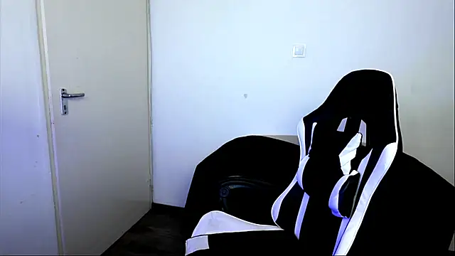 Živý XXX chat ShyHotNerd